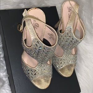 Size 7 De Blossom Collection Heels